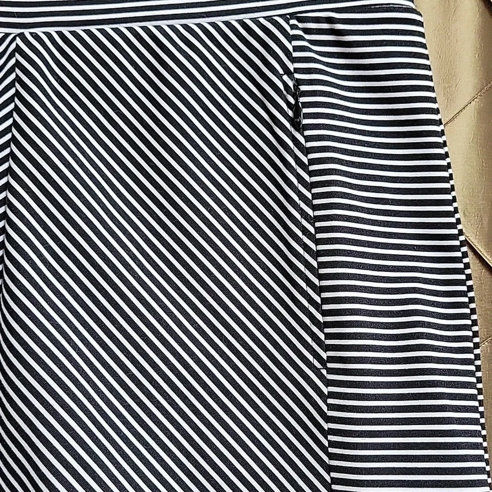 EUC- Talbots ‘T for Talbots BLACK & White Bias Stripe Skort’ - Picture 5 of 8